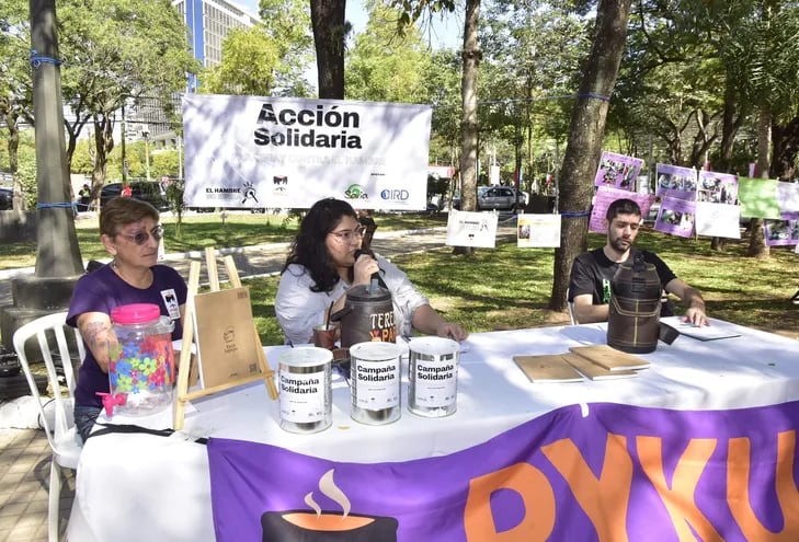 Charlas, exposición de fotos y una olla popular se realizaron ayer en la plaza Juan E. Oleary en el microcentro de Asunción.