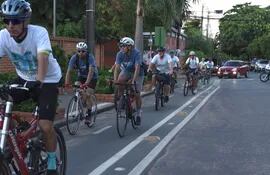 En un recorrido por "La hora del Planeta" un grupo de ciclistas recorre la bicisenda sobre la calle Legión Civil Extranjera.