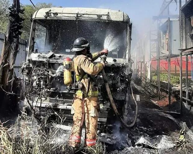 El camión quedó inservible tras ser alcanzado por las llamas que tuvieron como origen la quema de basura.