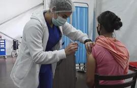 A la fecha, Paraguay recién inmunizó con su primera dosis a poco más de 3.000.000 de personas.