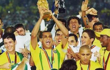 Rivaldo, campeón Mundial con Brasil en 2002, levanta el trofeo de la Copa del Mundo.