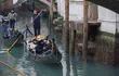 Gondoleros reman con cuidado en el río Santa María Formosa debido a la excepcional marea baja que ha registrado 70 centímetros bajo el nivel del mar, en Venecia, Italia.