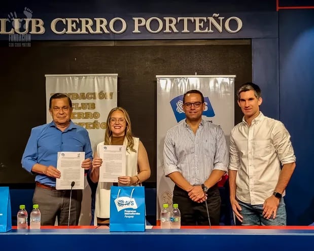 Momento de la firma de convenio entre los representantes de La Fundación Club Cerro Porteño y AFS Paraguay.