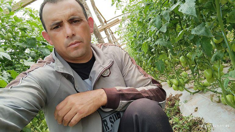 El productor Francisco Meza, de Tres de Febrero, Caaguazú, que es líder de la Unión Nacional de Productores Frutihortícolas del Paraguay (UNPF), en su finca.