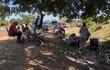 Los exobreros de la Itaipú acampados este lunes en las cercanías del acceso a la Itaipú, a la espera de una respuesta al reclamo de cobro de haberes.