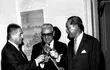 El ministro de Educación Raúl Peña, el presidente de Diputados Augusto Saldívar y el embajador de China Samuel Wang, durante el brindis del Doble Diez en 1968.