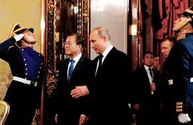 el-presidente-ruso-vladimir-putin-d-recibe-en-el-kremlin-a-su-colega-de-corea-del-sur-moon-jae-in-afp-204230000000-1725607.jpg