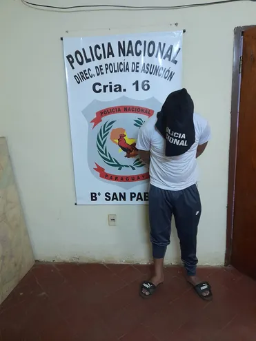 Luis Fernando Segovia Azuaga, de 25 años, fue detenido en la vía pública por violar su arresto domiciliario.