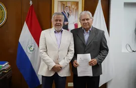 El Dr. Jorge Brítez, presidente del IPS, junto al Dr. Gustavo González Maffiodo, nuevo gerente de Salud.