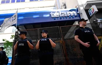 Miembros de la Policía Federal Argentina custodian la sede de la agencia estatal de noticias Telam en Buenos Aires el 4 de marzo de 2024. Las oficinas de Telam fueron cerradas y custodiadas por la policía el lunes después de que el presidente argentino Javier Milei anunciara el viernes pasado el cierre de la agencia de noticias.