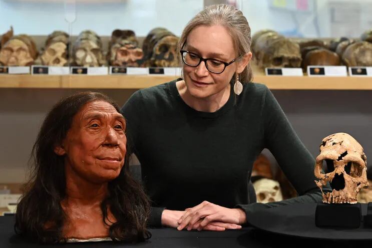 La profesora asociada de Evolución de la salud, la dieta y la enfermedad, la Dra. Emma Pomeroy, posa para una fotografía con el cráneo reconstruido y una reconstrucción física del rostro y la cabeza de una mujer neandertal de 75.000 años, llamada Shanidar Z, en el Universidad de Cambridge, este de Inglaterra.