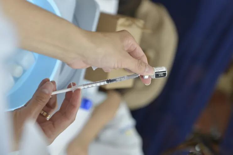 Vacuna. Una enfermera prepara una dosis de Pfizer para aplicar en el vacunatorio en la Gobernación de Alto Paraná.
