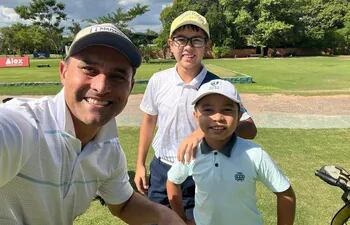 El exfutbolista Justo Wilmar Villar (46) capta la selfie con los hermanos Sánchez Aveiro, Octavio Felipe (14) y Abel Yosef (9).
