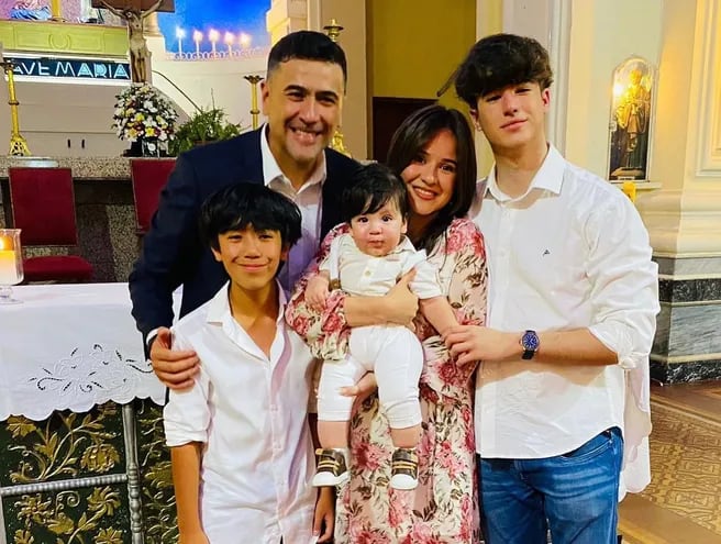 El nuevo cristiano, Gianmarco, rodeado del amor de papá Roberto Pérez y sus hermanos Maxi, Leila y Paulo.