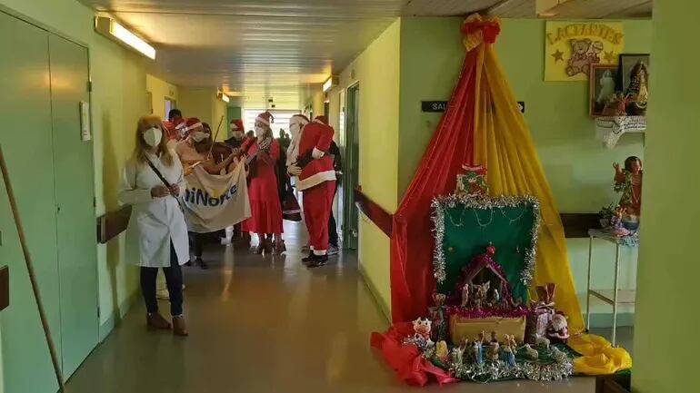 La campaña "Una sonrisa para Navidad"  impulsado por la cantante Rebecca Arramendi llegó con juguetes y villancicos a niños internados en cinco hospitales de tres ciudades de nuestro país.