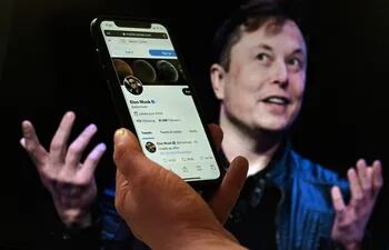 Una fotografía de archivo y referencial: un celular mostrando la cuenta de Twitter de Elon Musk -en el fondo de la foto-.