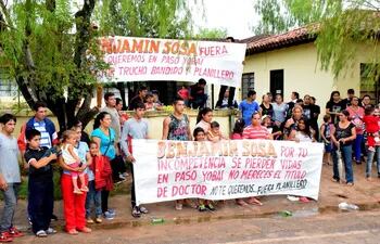 los-pobladores-de-paso-yobai-realizaron-ayer-una-manifestacion-contra-el-doctor-benjamin-sosa-que-ocupaba-el-cargo-de-director--191129000000-1793192.jpg