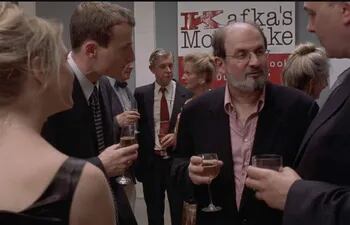 Breve aparición de Salman Rushdie en una escena de la película “El diario de Bridget Jones” (2001).