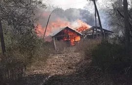 Las llamas destruyeron viviendas en Cadete Pando.