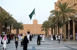 Gente caminando en una plaza de Arabia Saudita.