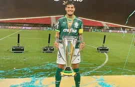 Gustavo Gómez posa sonríente con la Supercopa de Brasil