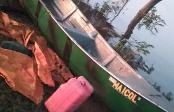 El bote del pescador quedó totalmente dañado luego de que supuestamente la embarcación de la Prefectura Argentina lo atropellara en el río Paraná.