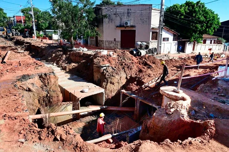 La obra de desagüe en la cuenca Isabel La Católica cuenta con un importante retraso, que genera decenas de problemas a los vecinos.