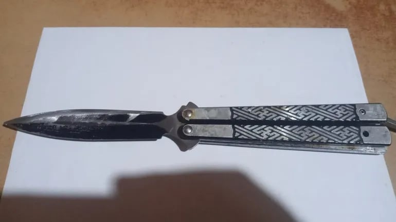 Este cuchillo fue hallado en la mochila de un estudiante de un colegio del barrio Zeballos Cué de Asunción.