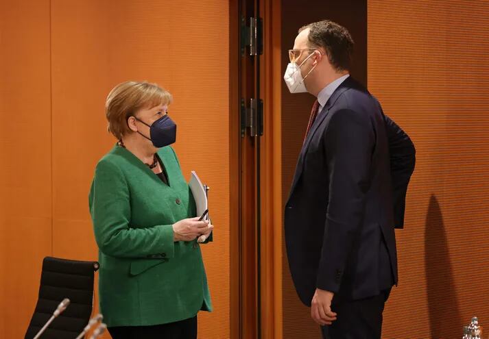 La canciller alemana, Angela Merkel (izq.), Conversa con el ministro de Salud, Jens Spahn, antes de la reunión semanal del gabinete del gobierno durante la pandemia de coronavirus en Berlín, Alemania, el 26 de mayo de 2021.