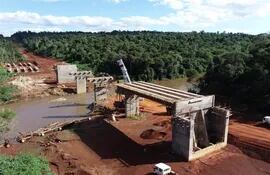 La construcción del puente sobre el río Ñacunday forma parte de la obra del corredor de exportación.