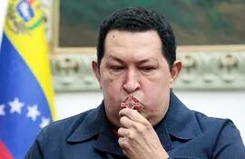 el-mandatario-venezolano-hugo-chavez-declarado-ferviente-catolico-y-que-considera-a-jesus-como-revolucionario-besa-un-crucifijo-afp-225556000000-492821.jpg