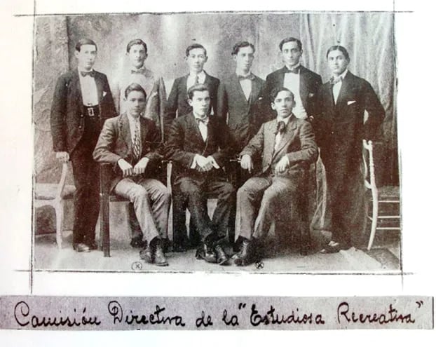 Manuel Ortiz Guerrero (sentado, el primero a la derecha) en 1914.