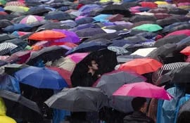 Foto referencial de gente en un día de lluvia.