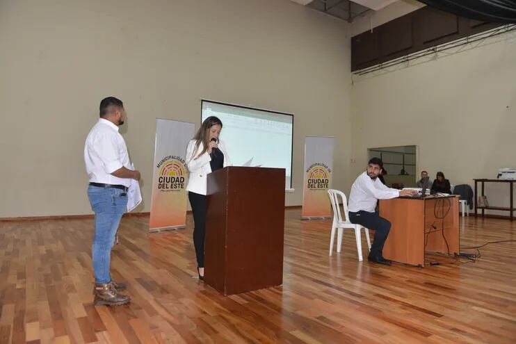 La coordinadora de UOC de la Municipalidad Zunilda Pérez en la recepción ofertas.