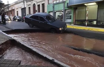 Gustavo Machado 11-10-2021 LocalesAuto cae en super bache en R.Moreno e/Indepenencia Nacional