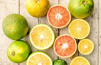 Las frutas cítricas como el limón o la naranja, al igual que las verduras de hoja verde como las espinacas, son ricas en Vitamina C, que ayudan aumentar y fortalecer las defensas, además de aliviar los síntomas de la gripe o resfriado.