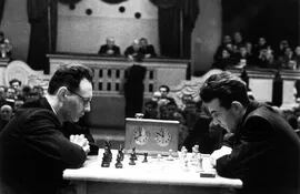 Botvinnik ante Korchnoi (der.), campeonato de la URSS 1952 (Foto chesspro.ru).