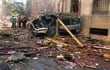 Un automóvil destruido entre escombros luego del atentado contra la Asociación Mutual Israelita Argentina en Buenos Aires, el 18 de julio de 1994.