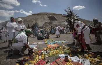 Grupos de organizaciones indígenas realizan rituales prehispánicos frente a la Pirámide del Sol para recibir la energía solar del equinoccio de primavera, en la zona arqueológica de Teotihuacán, en el Estado de México (México).