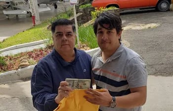 Adolfo Medina y Diego Benítez, en una foto al momento de devolver el dinero.