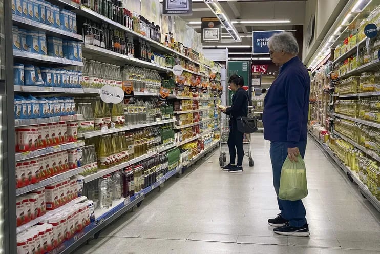 Personas hacen compras en un supermercado, en Buenos Aires (Argentina).