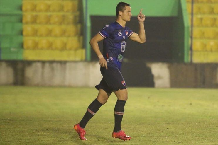 Carlos Díaz marcó en el partido y en la tanda de penales para el Sportivo Iteño que ya está en octavos de final