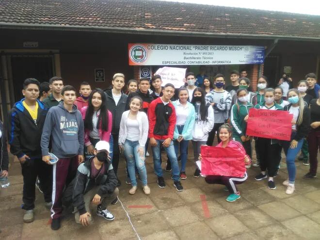 Estudiantes del Colegio Nacional "P. Ricardo Müsch" de Natalio en Itapúa levantan "toma" de la institución.