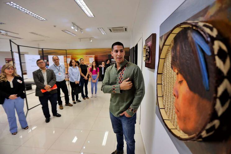Juan Marcelo Chaparro explica sobre sus obras durante la apertura de la muestra.