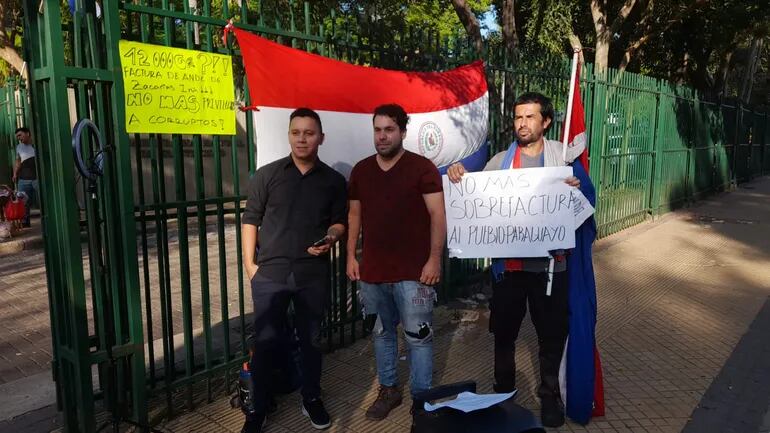 Ciudadanos protestan contra sobrefacturaciones de la ANDE y piden a la ciudadanía que realice formalmente sus reclamos.