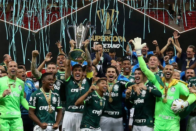 Gustavo Gómez, capitán del Palmeiras, levanta el trofeo de la Supercopa de Brasil rodeado de sus compañeros.