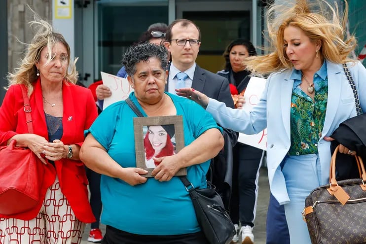 La madre de Romina, Miriam Rodríguez, a la salida de la Ciudad de la Justicia durante el juicio.