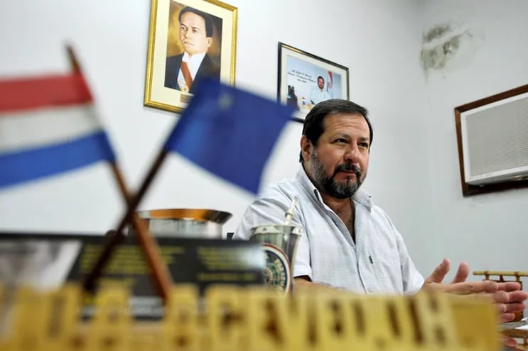 Julio Antonio Acevedo Haurón, en 2010, en su despacho de director de  Tacumbú, donde tenía un retrato del gran  Eligio Ayala.