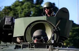 fusileros-de-la-armada-brasilena-patrullan-rio-de-janeiro-brasil--172443000000-1611206.JPG