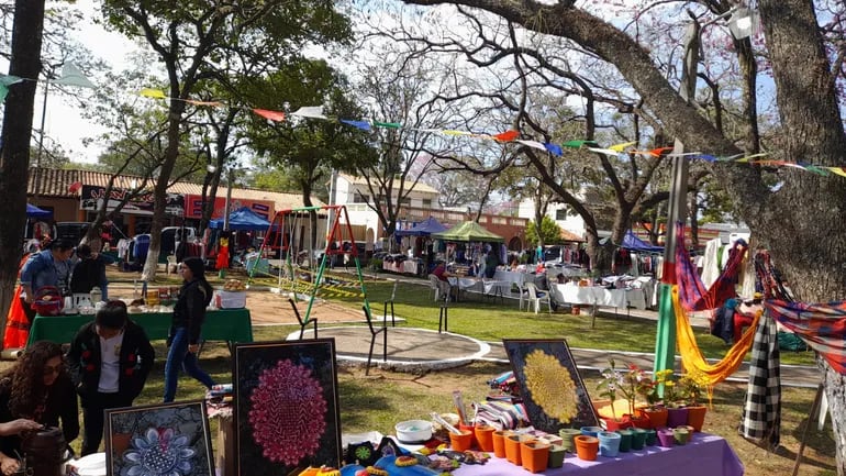 Emprendedores ofrecen shopping al aire libre en la ciudad de Altos.